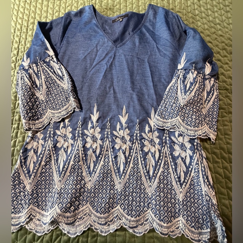 Caleoas blue top white embroidered sleeves and hem 3/4 sleeve v‎ neck size XL